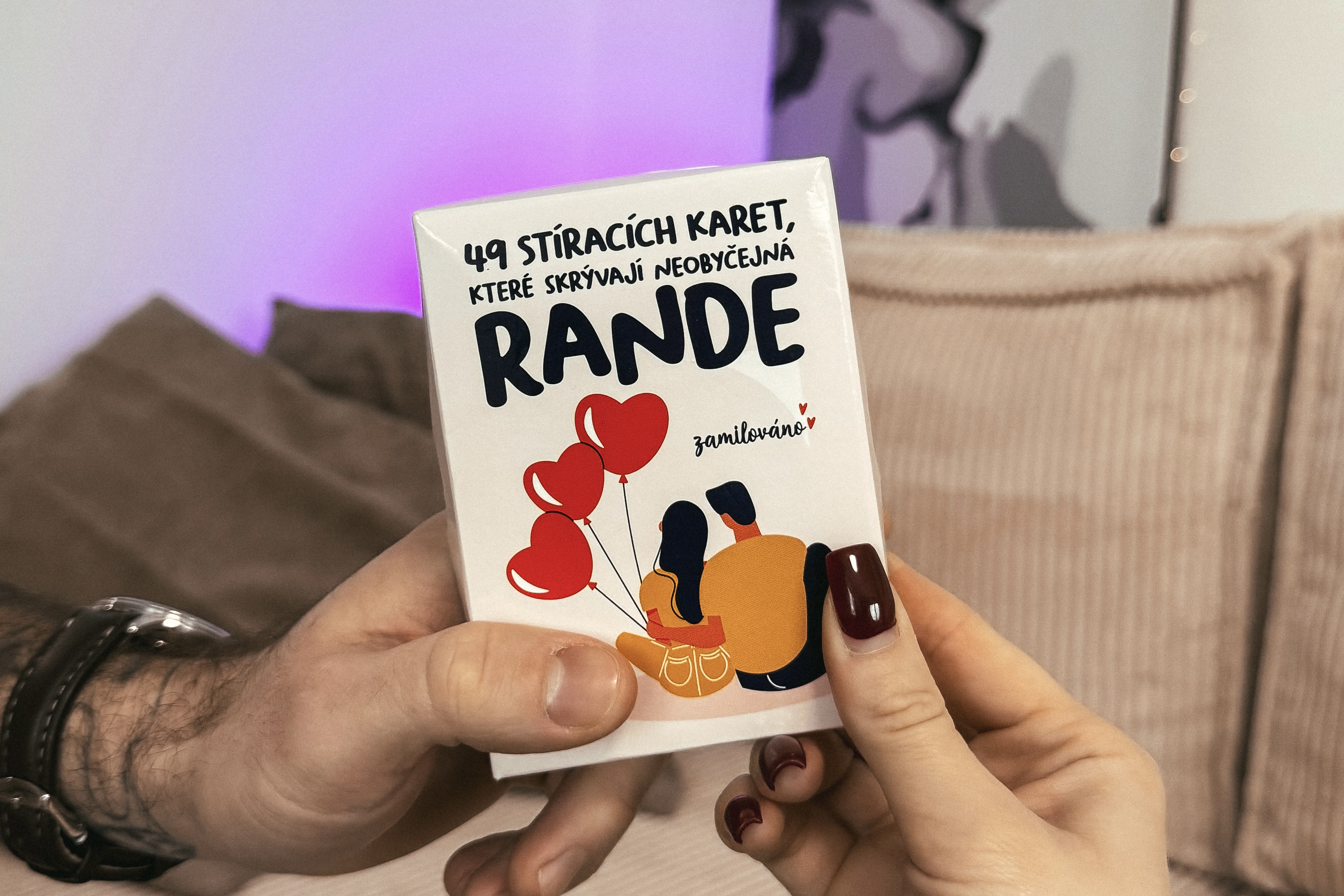 obal 49 stíracích karet, které skrývají neobyčejná rande